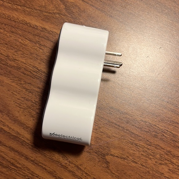 360 electrical mini surge protector 120V with 2 usb and plug outlets - Picture 6 of 8